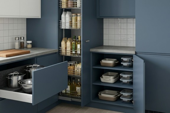 Jak dobrać szafki dolne do kuchni, aby były wygodne w codziennym użytkowaniu? Sprawdź kiedy lepiej wybrać szuflady zamiast półek. 